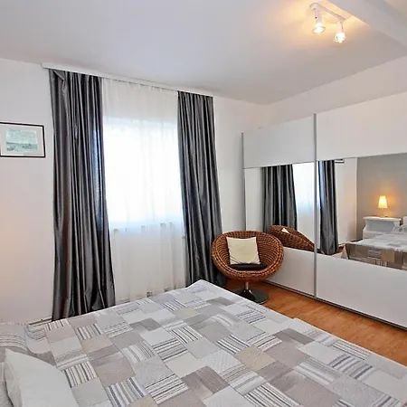 With Pool 度假居 波斯蒂勒