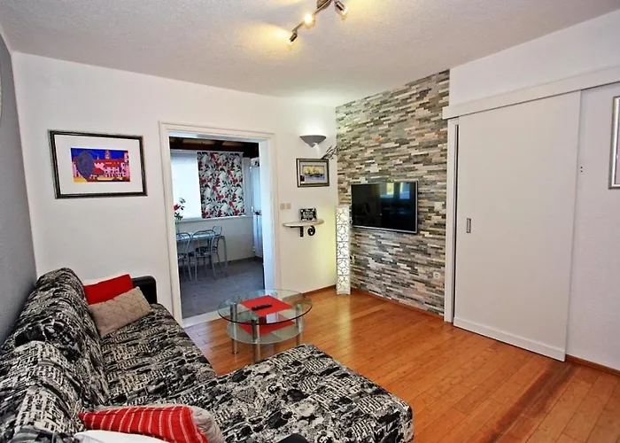 בית נופש With Pool פוסטיר